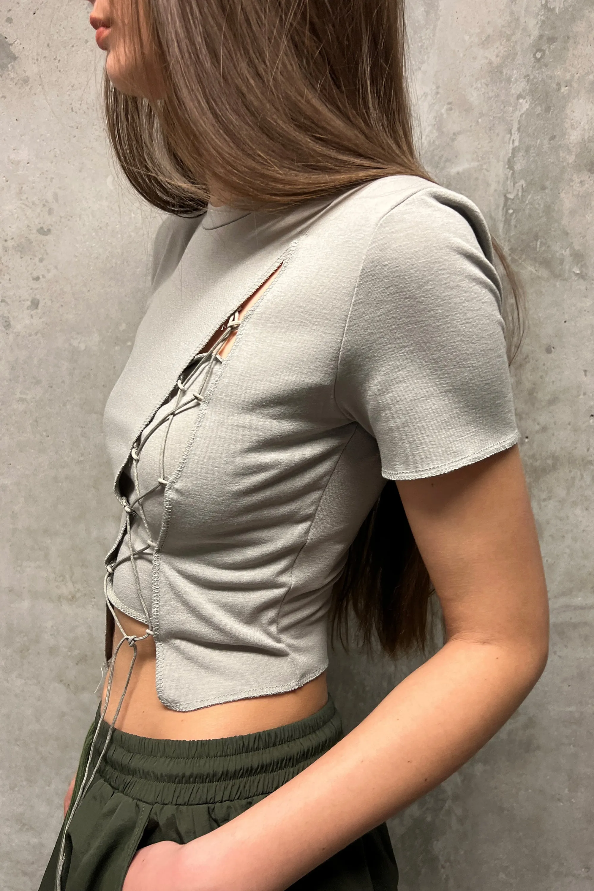 CROPPED TEE WITH DIAGONAL TIE